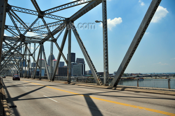 usa779: Louisville, Kentucky, USA: downtown area seen from the George Rogers Clark Memorial Bridge, designed by Ralph Modjeski and Frank Masters - four-lane cantilevered truss bridge over the the Ohio River, linking Louisville, Kentucky and Jeffersonville, Indiana - Second Street Bridge - photo by M.Torres - (c) Travel-Images.com - Stock Photography agency - Image Bank