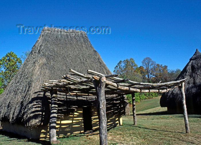 usa786: Mississippi, USA: historic native american house with thatched roof - photo by C.Lovell - (c) Travel-Images.com - Stock Photography agency - Image Bank
