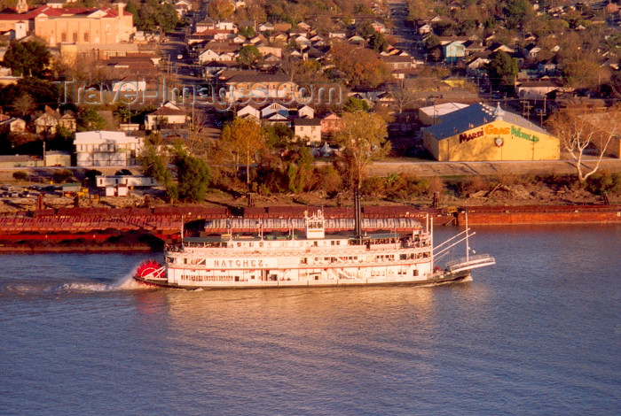 usa789: USA - New Orleans (Louisiana): S.S. Natchez paddlewheel steamship on the Mississippi river, passing by Mardi Gras World - photo by M.Torres - (c) Travel-Images.com - Stock Photography agency - Image Bank