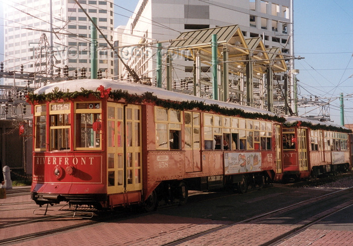 usa791: USA - New Orleans (Louisiana): St. Charles Avenue streetcars - the oldest in the world - tram - photo by M.Torres - (c) Travel-Images.com - Stock Photography agency - Image Bank