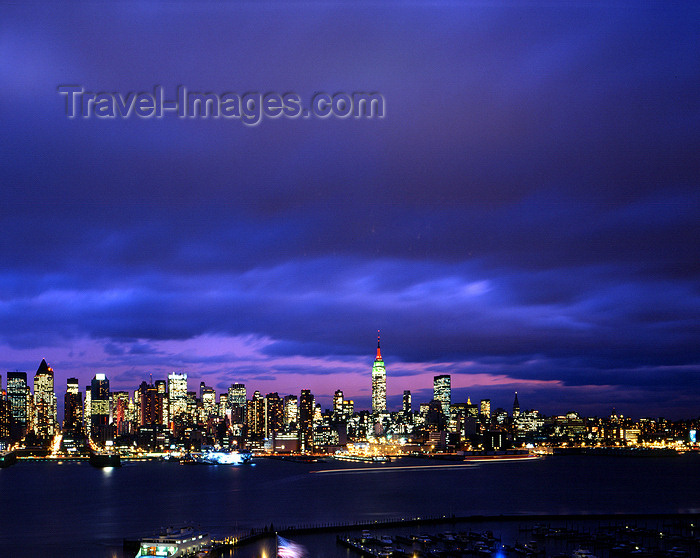 usa795: USA - Manhattan (New York): skyline from Jersey - nocturnal - photo by A.Bartel - (c) Travel-Images.com - Stock Photography agency - Image Bank