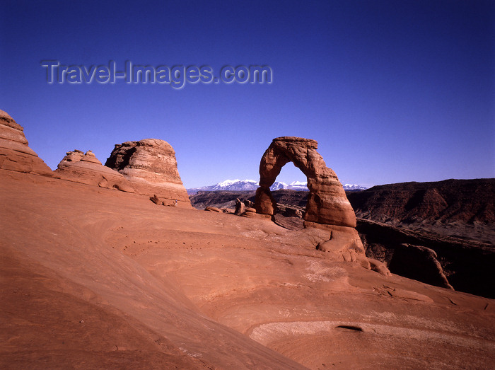 usa807: USA - Arches National Park (Utah): Delicate Arch and landscape - freestanding natural arch - shown in Utah license plates - attraction - landmark - near Moab - photo by J.Fekete - (c) Travel-Images.com - Stock Photography agency - Image Bank