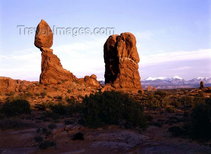 usa809: Arches National Park, Utah, USA: rock fins - the surreal landscape of the Devil's Garden - hogbacks - photo by C.Lovell - (c) Travel-Images.com - Stock Photography agency - Image Bank