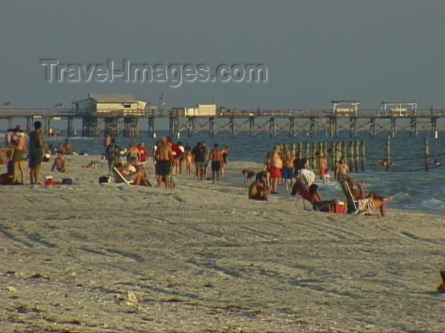 usa81: Tampa / MCT / TPA / TPF (Florida): beach and jetty (photo by S.Young) - (c) Travel-Images.com - Stock Photography agency - Image Bank