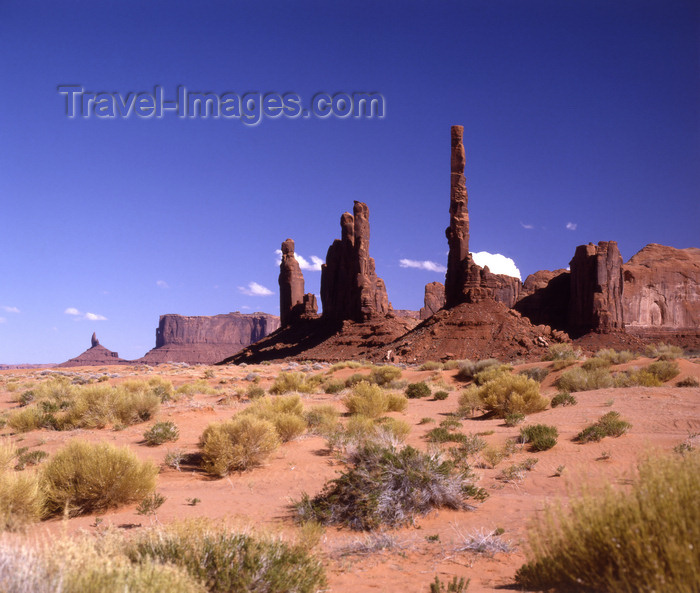 usa825: Monument Valley (Arizona): the Totem Pole (Yei-bi-chei ) - Tribal Land of Navajo Indians - photo by J.Fekete - (c) Travel-Images.com - Stock Photography agency - Image Bank