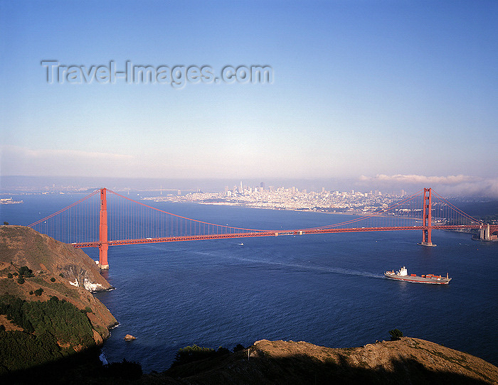 usa830: San Francisco (California): view of Golden Gate bridge with skyline in background - photo by J.Fekete - (c) Travel-Images.com - Stock Photography agency - Image Bank