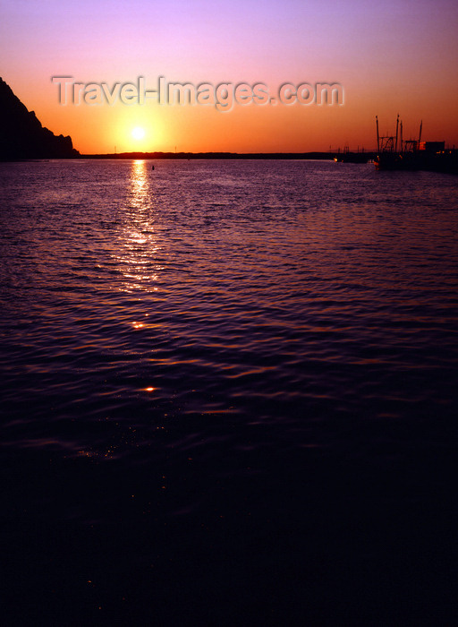 usa837: Morro Bay: sunset with silhuette of Morro Rock and fishing fleet - San Luis Obispo County - photo by J.Fekete - (c) Travel-Images.com - Stock Photography agency - Image Bank