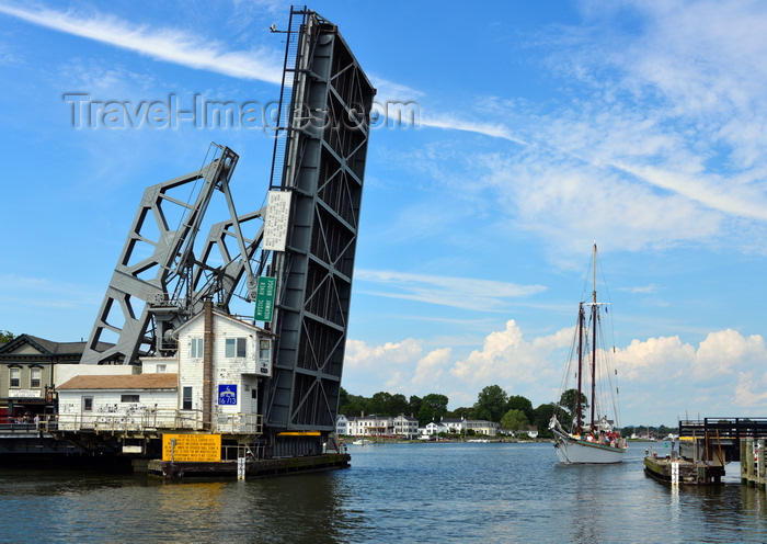 usa859: Mystic, CT, USA: Mystic River Bascule Bridgeopens for a sail boat returning to the river - historical drawbridge spanning the Mystic River, built in 1920 -  designed by Thomas Ellis Brown - photo by M.Torres - (c) Travel-Images.com - Stock Photography agency - Image Bank