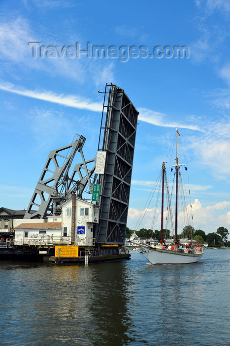 usa862: Mystic, CT, USA: Mystic River Bascule Bridgeopens for a sail boat returning to the river - historical drawbridge spanning the Mystic River, built in 1920 -  designed by Thomas Ellis Brown - photo by M.Torres - (c) Travel-Images.com - Stock Photography agency - Image Bank