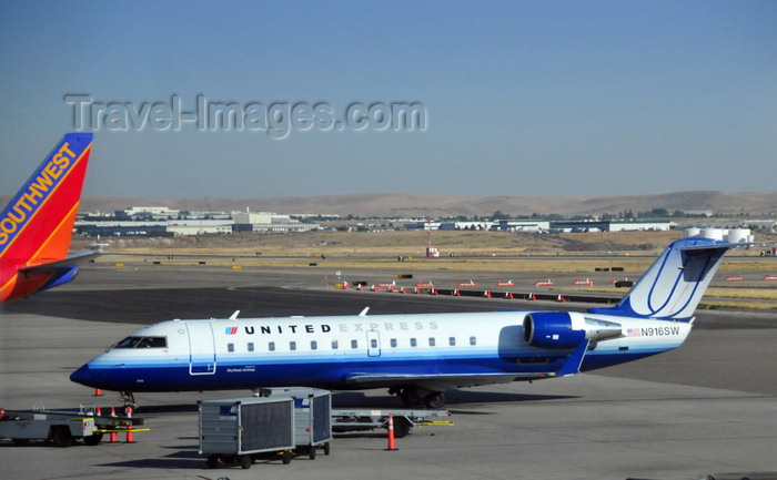 usa877: Boise, Idaho, USA: SkyWest Airlines Bombardier CL-600-2B19 CRJ-200, operating for United Express - N916SW cn 7634 - Boise Airport - Gowen Field - BOI - photo by M.Torres - (c) Travel-Images.com - Stock Photography agency - Image Bank