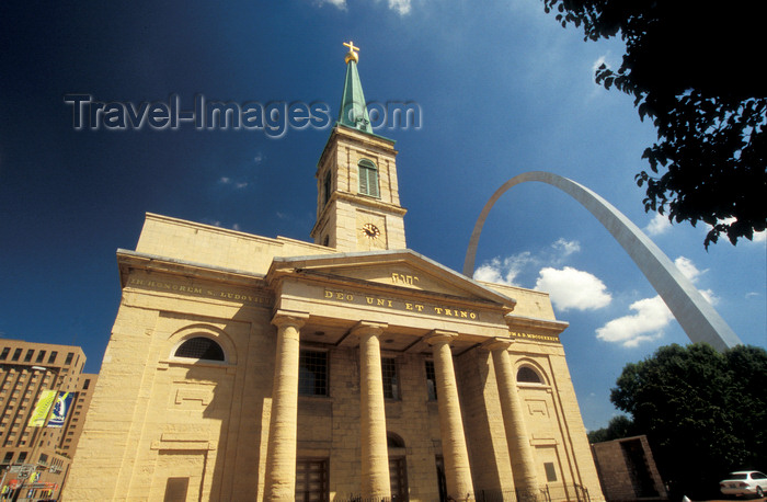usa900: St. Louis, Missouri, USA: Old Cathedral and Gateway Arch - photo by D.Forman - (c) Travel-Images.com - Stock Photography agency - Image Bank