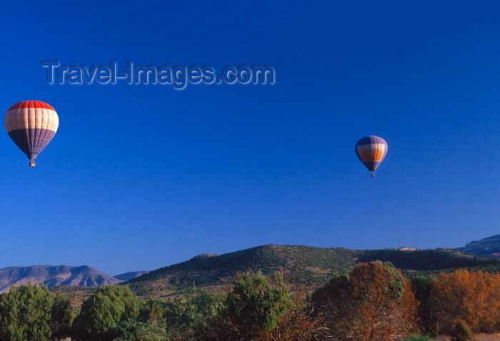 usa943: USA - Arizona: Hot Air Baloons and landscape - ballooning - Montgolfière - photo by J.Fekete - (c) Travel-Images.com - Stock Photography agency - Image Bank
