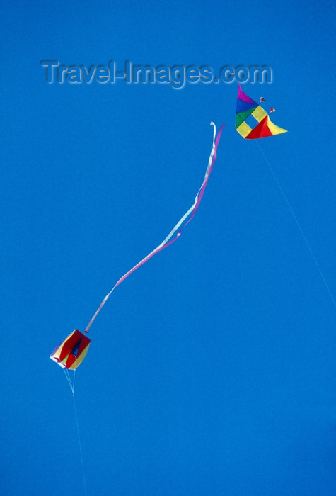 usa950: California: flying kite and blue sky - Milorcha, Milotxa, Drage, Drachen, Cometa, Kajto, Cerf-volant, Papaventos, Kaito, Aquilone,Vliegeren, Drake, Latawiec, Pipa, Spuscanje zmajev, Leija, Saranggola, Plakwoaier - photo by J.Fekete - (c) Travel-Images.com - Stock Photography agency - Image Bank