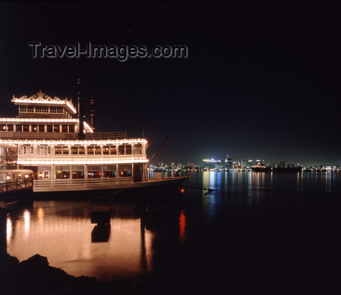 usa958: San Diego (California): Night view of San Diego Bay with a floating restaurant - photo by J.Fekete - (c) Travel-Images.com - Stock Photography agency - Image Bank