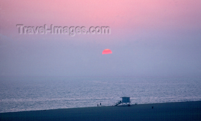 usa961: USA - Santa Monica Beach (California): sunset - beach with lifeguard booth - Los Angeles County - photo by J.Fekete - (c) Travel-Images.com - Stock Photography agency - Image Bank