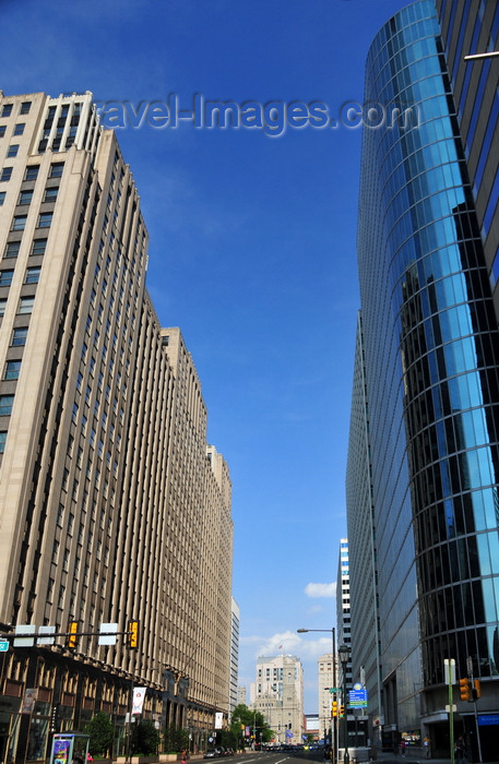 usa968: Philadelphia, Pennsylvania, USA: looking east along John F Kennedy Blvd from N 17th St - Suburban Station designed by Graham, Anderson, Probst & White and Eight Penn Center by Kohn Pedersen Fox architects - photo by M.Torres - (c) Travel-Images.com - Stock Photography agency - Image Bank