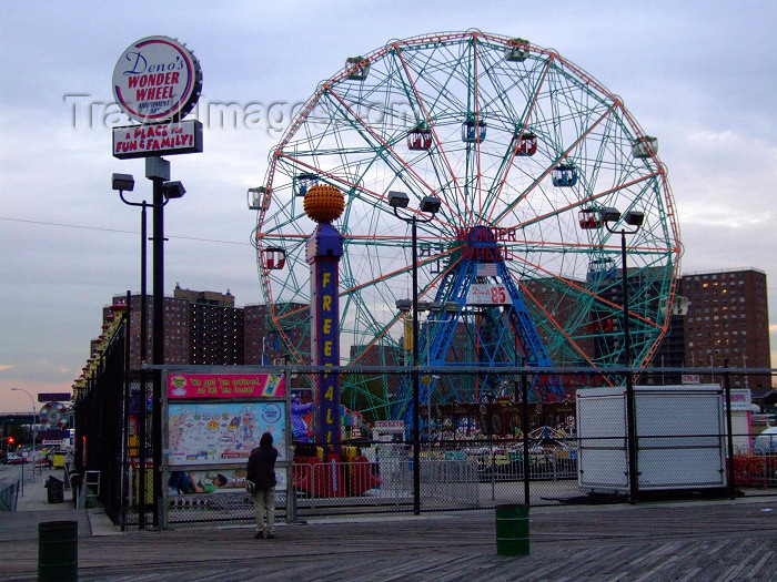 usa984: New York City, USA: Coney Island amusement park - wonder wheel - Ferris wheel on Surf avenue - photo by  M.Bergsma - (c) Travel-Images.com - Stock Photography agency - Image Bank