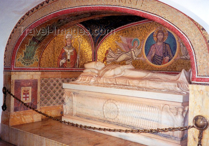 vatican13: Holy See - Vatican - Rome - Pope Ambrosius rests in the catacombs (photo by Miguel Torres) - (c) Travel-Images.com - Stock Photography agency - Image Bank