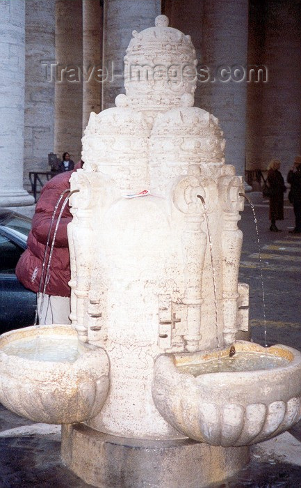 vatican15: Santa Sede - Vaticano - Roma - Papal fountain (photo by Miguel Torres) - (c) Travel-Images.com - Stock Photography agency - Image Bank