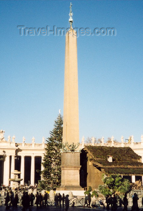 vatican16: Holy See - Vatican - Rome - St. Peter's square - Christmas at the obelisk and Bernini's colonnade (photo by Miguel Torres) - (c) Travel-Images.com - Stock Photography agency - Image Bank