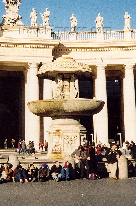 vatican18: Holy See - Vatican - Rome - St. Peter's square - freezing under the sun (photo by Miguel Torres) - (c) Travel-Images.com - Stock Photography agency - Image Bank