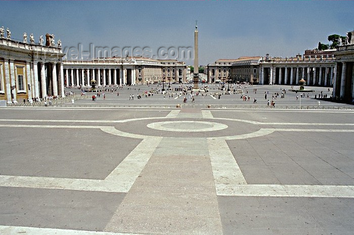 vatican2: Holy See - Vatican - Rome - St. Peter's square - Summer - opposite angle (photo by Juraj Kaman) - (c) Travel-Images.com - Stock Photography agency - Image Bank