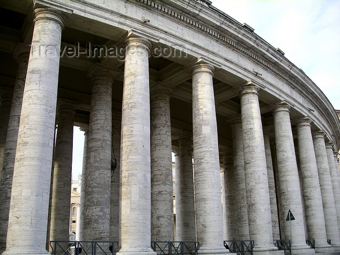 vatican33: Holy See - Vatican - Rome - Vatican - St. Peter's square: colonnaded path (photo by R.Wallace) - (c) Travel-Images.com - Stock Photography agency - Image Bank