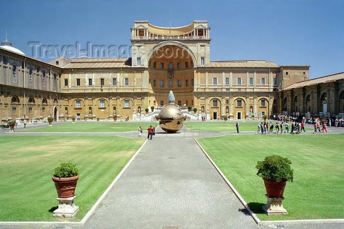 vatican4: Santa Sede - Vaticano - Roma - Vatican museum: inner garden (photo by J. Kaman) - (c) Travel-Images.com - Stock Photography agency - Image Bank