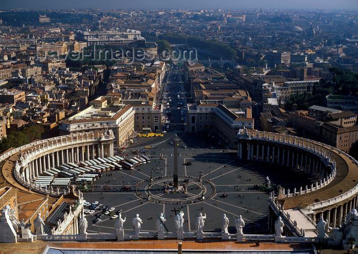 vatican44: Vatican: St.Peter's Square and Via della Conciliazione to Castel Sant'Angelo - seen from the roof of the Basilca - photo by J.Fekete - (c) Travel-Images.com - Stock Photography agency - Image Bank