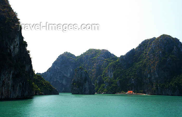 vietnam100: Halong Bay - Vietnam: Ba Men temple - important temple for fishing people - thousands of locals come on pilgrimage during the festival period - photo by Tran Thai - (c) Travel-Images.com - Stock Photography agency - Image Bank