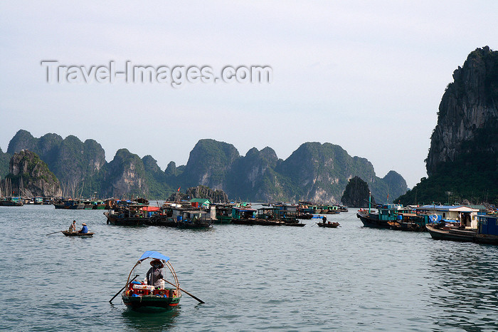vietnam101: Halong Bay - Vietnam: floating village - houses are built on rafts in areas protected by limestone formations - photo by Tran Thai - (c) Travel-Images.com - Stock Photography agency - Image Bank