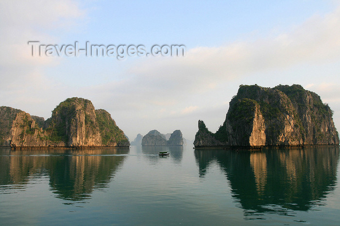 vietnam106: Halong Bay - Vietnam: limestone rock formations - photo by Tran Thai - (c) Travel-Images.com - Stock Photography agency - Image Bank