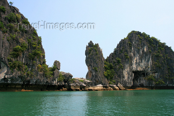 vietnam107: Halong Bay - Vietnam: limestone karst eroded at be base by the sea - photo by Tran Thai - (c) Travel-Images.com - Stock Photography agency - Image Bank