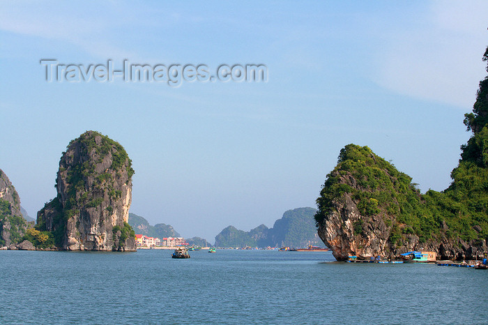 vietnam108: Halong Bay - Vietnam: two rock formations guard a canal - photo by Tran Thai - (c) Travel-Images.com - Stock Photography agency - Image Bank