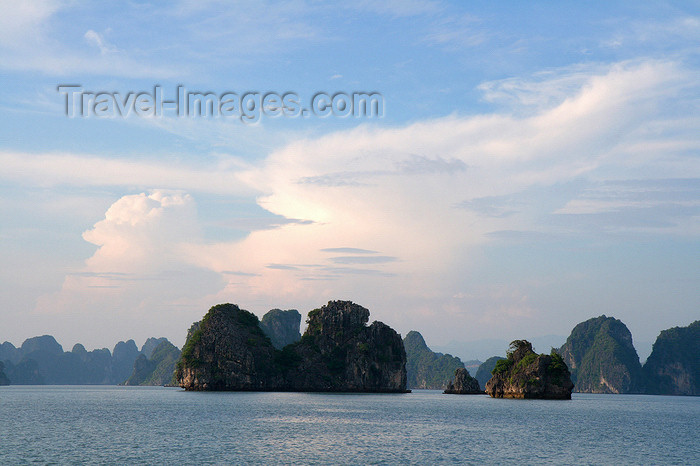 vietnam111: Halong Bay - Vietnam: limestone islets - photo by Tran Thai - (c) Travel-Images.com - Stock Photography agency - Image Bank
