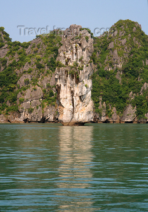 vietnam113: Halong Bay - Vietnam: vertical pillar - photo by Tran Thai - (c) Travel-Images.com - Stock Photography agency - Image Bank