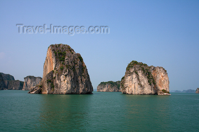 vietnam114: Halong Bay - Vietnam: monolithic islands rising spectacularly from the sea - photo by Tran Thai - (c) Travel-Images.com - Stock Photography agency - Image Bank