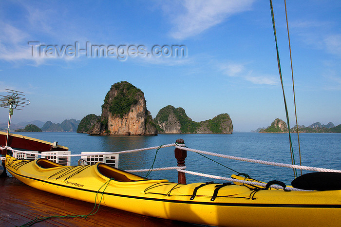 vietnam115: Halong Bay - Vietnam: kayak - photo by Tran Thai - (c) Travel-Images.com - Stock Photography agency - Image Bank