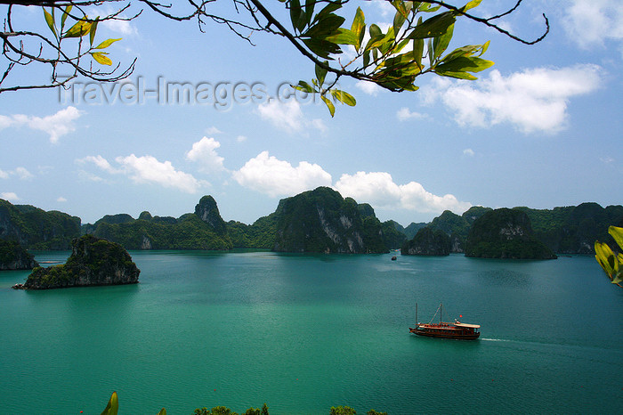 vietnam117: Halong Bay - Vietnam: tourist boat - photo by Tran Thai - (c) Travel-Images.com - Stock Photography agency - Image Bank