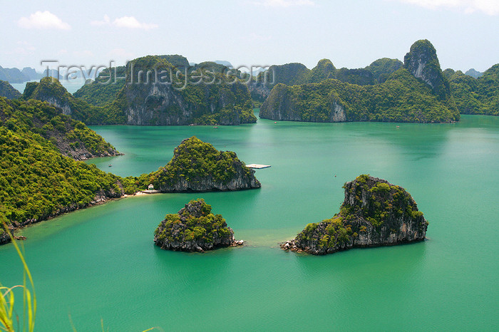 vietnam118: Halong Bay - Vietnam: two islands and a peninsula - UNESCO World Heritage site - photo by Tran Thai - (c) Travel-Images.com - Stock Photography agency - Image Bank
