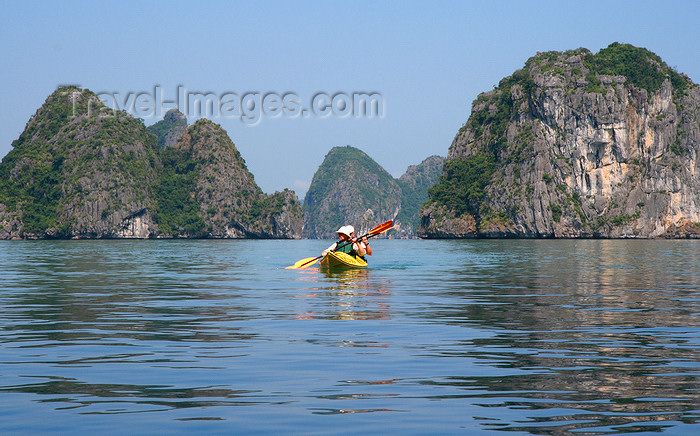 vietnam122: Halong Bay - Vietnam: kayaking in Halong bay - photo by Tran Thai - (c) Travel-Images.com - Stock Photography agency - Image Bank