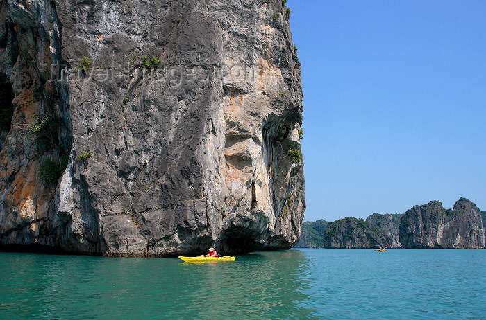 vietnam123: Halong Bay - Vietnam: kayaking under a rock wall - photo by Tran Thai - (c) Travel-Images.com - Stock Photography agency - Image Bank
