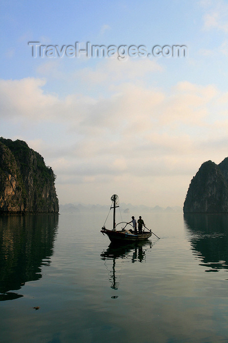 vietnam124: Halong Bay - Vietnam: small fishing boat - UNESCO World Heritage site - photo by Tran Thai - (c) Travel-Images.com - Stock Photography agency - Image Bank