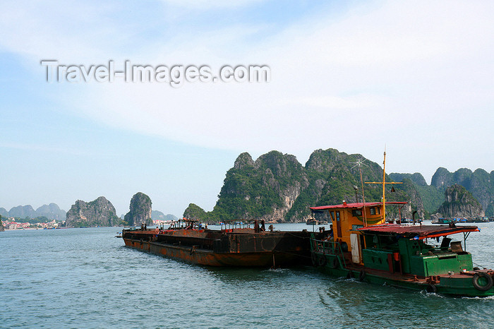 vietnam125: Halong Bay - Vietnam: a barge on the move - photo by Tran Thai - (c) Travel-Images.com - Stock Photography agency - Image Bank