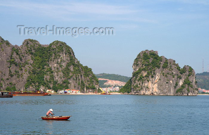 vietnam126: Halong Bay - Vietnam: rowing - photo by Tran Thai - (c) Travel-Images.com - Stock Photography agency - Image Bank