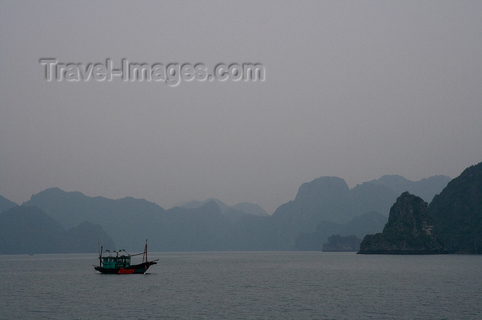 vietnam130: Halong Bay - Vietnam: fishing boat - end of the day - photo by Tran Thai - (c) Travel-Images.com - Stock Photography agency - Image Bank