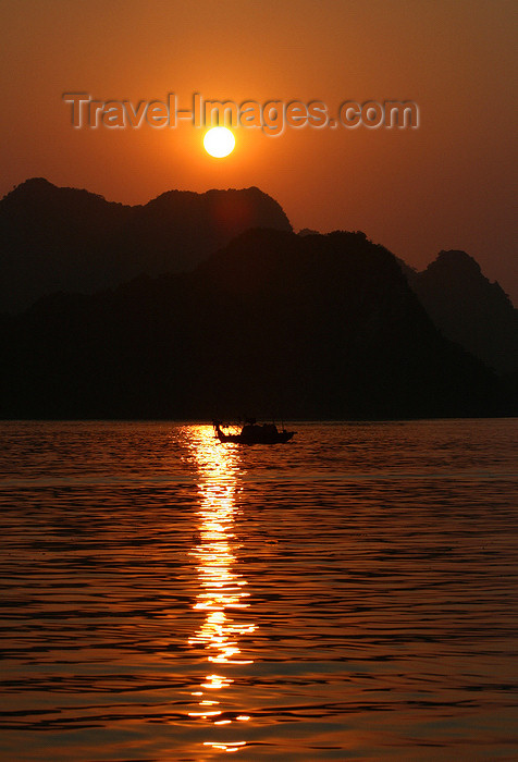 vietnam131: Halong Bay - Vietnam: sunset and fishing boat - photo by Tran Thai - (c) Travel-Images.com - Stock Photography agency - Image Bank