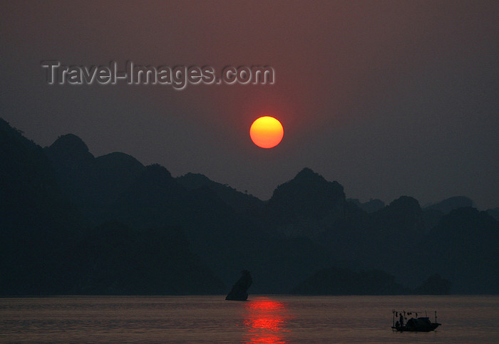vietnam132: Halong Bay - Vietnam: sunset - photo by Tran Thai - (c) Travel-Images.com - Stock Photography agency - Image Bank