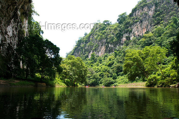 vietnam136: Ba Be National Park - Vietnam: kayakers and Karst limestone walls - photo by Tran Thai - (c) Travel-Images.com - Stock Photography agency - Image Bank