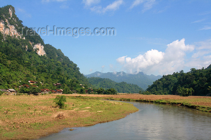 vietnam139: Ba Be National Park - Vietnam: riverside village - photo by Tran Thai - (c) Travel-Images.com - Stock Photography agency - Image Bank